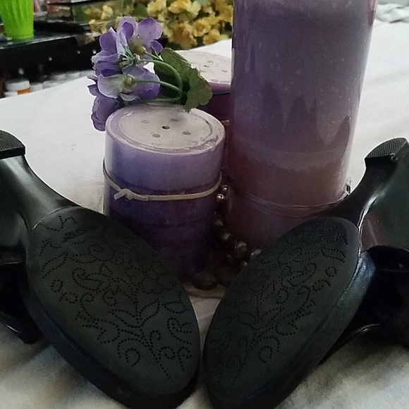 Shoe - Picture 3 of 3